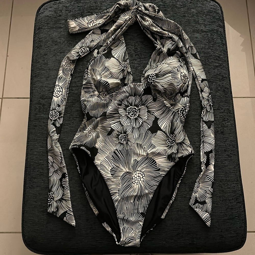 Ruched Convertible Body Contour One-Piece Swimsuit Size Large.